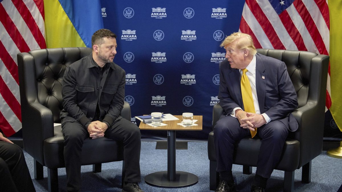 Una foto distribuida por el Servicio de Prensa Presidencial muestra al presidente de Ucrania, Volodímir Zelenski (I), reunido con el presidente de Estados Unidos, Donald Trump (D), en los márgenes de la Cumbre de la OTAN 2026 en Ankara, Turquía, el 8 de julio de 2026. EFE/EPA/SERVICIO DE PRENSA PRESIDENCIAL/UCRANIA