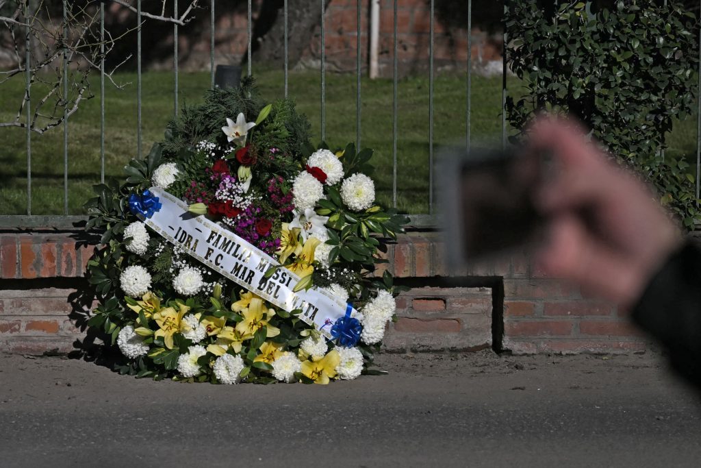 Un hombre fotografía una corona fúnebre para la familia Messi en el cementerio de El Prado, en las afueras de Rosario, provincia de Santa Fe, Argentina, el 9 de agosto de 2026. (Foto de Luis ROBAYO / AFP)