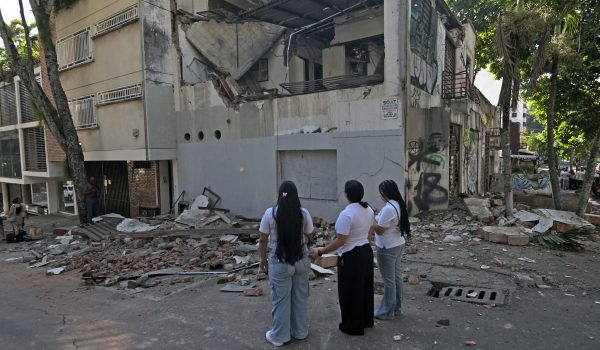 Mujeres observan un edificio dañado tras el terremoto en Cali, Colombia, el 10 de agosto de 2026. (Foto de JOAQUIN SARMIENTO / AFP)