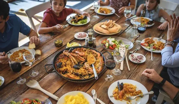 Cuál es la mejor hora para cenar y por qué comer lo mismo tiene un efecto diferente según el momento del día