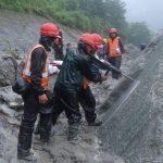 La carrera contrarreloj para salvar a más de 900 obreros de hidroeléctricas que se cree están atrapados en túneles tras la avalancha en Nepal y el Tíbet