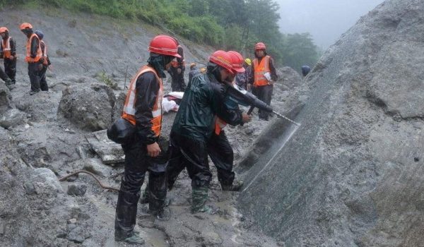La carrera contrarreloj para salvar a más de 900 obreros de hidroeléctricas que se cree están atrapados en túneles tras la avalancha en Nepal y el Tíbet