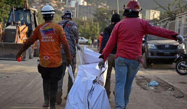 «Pasé de diseñar ropa artesanal a hacer bolsas mortuorias»: los venezolanos que asisten a las víctimas del doble terremoto con sus propios recursos