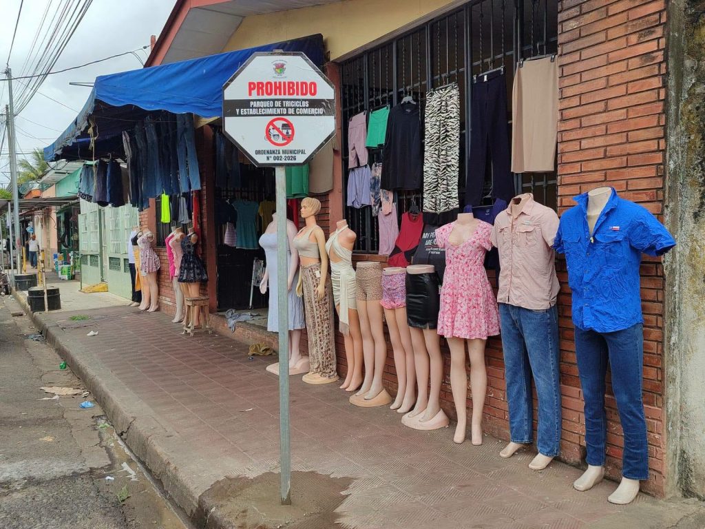 Calle trasera del Mercado Central de Chinandega, ocupadas por más de una decena de maniquíes.