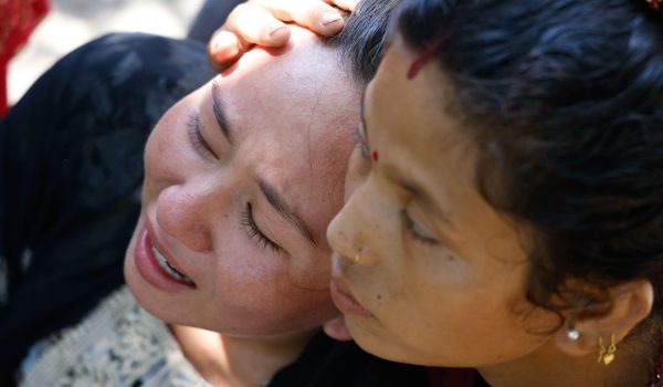 «La riada se lo llevó todo»: sobrevivientes de la avalancha en Nepal y Tíbet describen el horror de ver a sus seres queridos arrastrados por la corriente