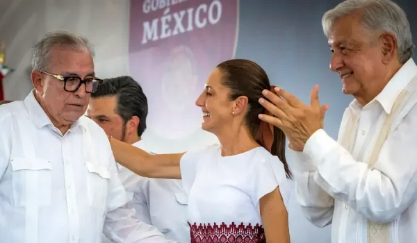 Gobernador mexicano acusado de narco deja de nuevo el cargo