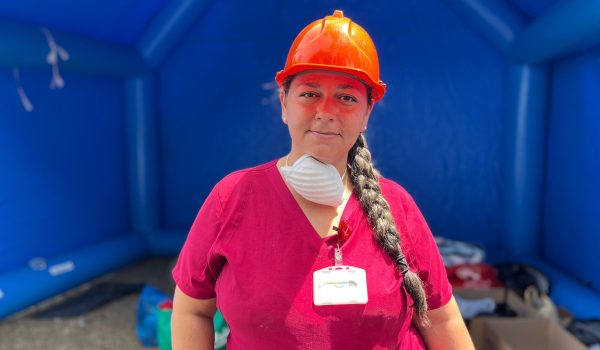 «Al sentir el terremoto volví a la escuela por mi hija y una niña de 10 años acabó muriendo en mis brazos»