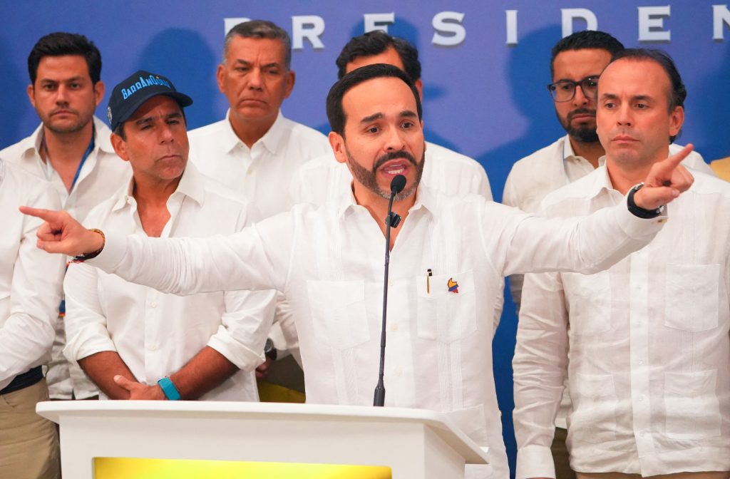 El presidente electo de Colombia, Abelardo de la Espriella, pronuncia un discurso durante la Cumbre de Seguridad Urbana, a la que asistieron alcaldes regionales, en Barranquilla, Colombia, el 4 de agosto de 2026. (Foto de Vanexa Romero / AFP)