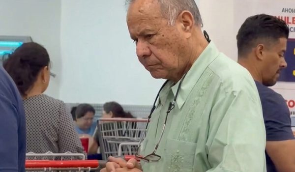 Monseñor Abelardo Mata en un supermercado el viernes 21 de agosto de 2026. Foto: Captura de video