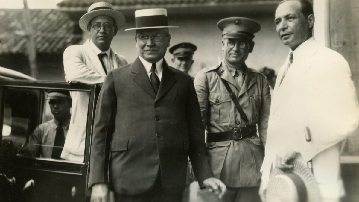 El presidente Díaz llega al centro de votación junto al mayor estadounidense William R. Shutan (vestido de civil, a la derecha). Estados Unidos supervisó directamente los comicios de noviembre de 1928, un hecho interpretado como una muestra de subordinación y un golpe a la soberanía nacional. LA PRENSA / USNA