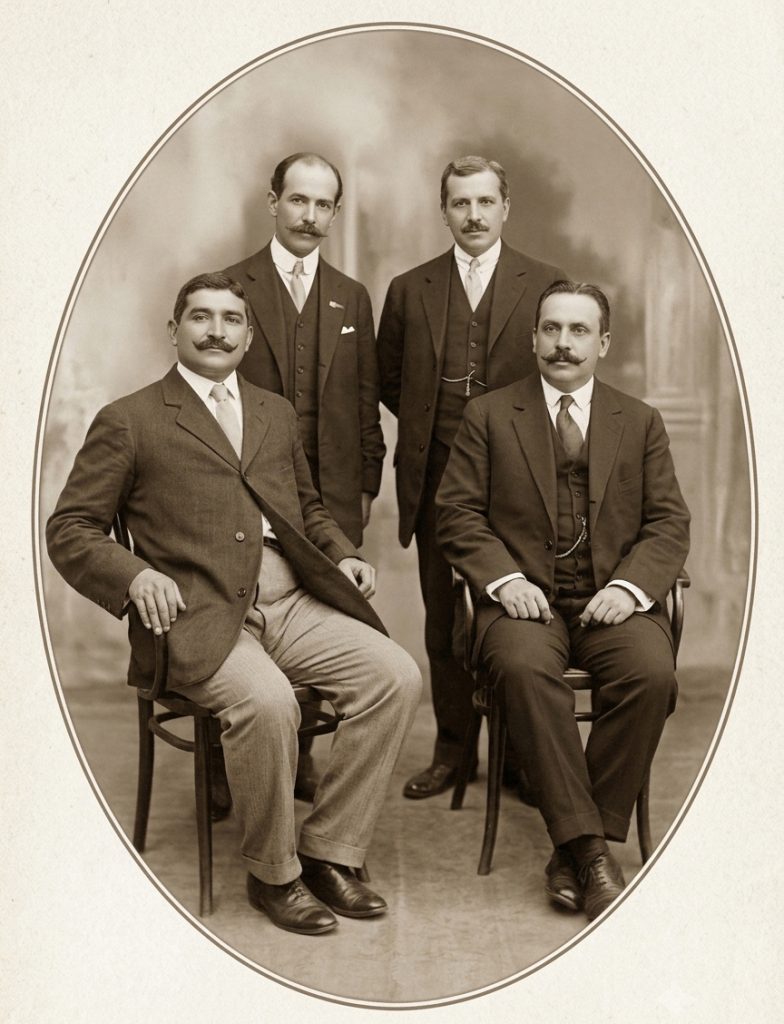 Retrato de principios del siglo XX en el que aparecen, de pie, el general José María Moncada y Adolfo Díaz; sentados, Luis Mena y Carlos Cuadra Pasos. LA PRENSA / IMAGEN RESTAURADA CON IA