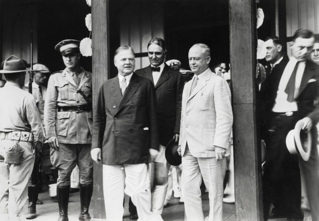 El presidente electo de Estados Unidos, Herbert Hoover, a su llegada al puerto de Corinto en noviembre de 1928, donde se reunió con el mandatario Adolfo Díaz (centro) y con el general José María Moncada (derecha), recién electo presidente de Nicaragua. LA PRENSA / USNA