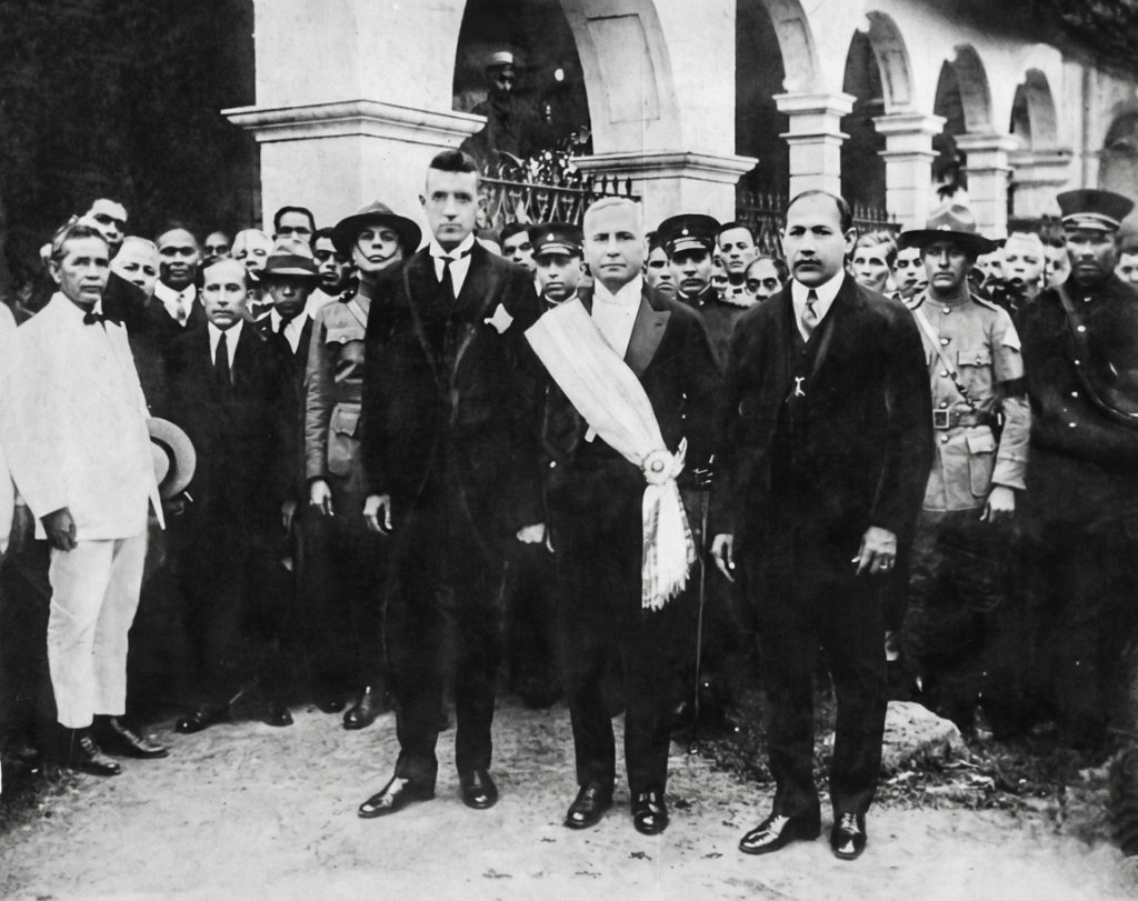 De izquierda a derecha: Lawrence Dennis, encargado de negocios de Estados Unidos; Adolfo Díaz, presidente de Nicaragua, y Emiliano Chamorro. Ambos líderes conservadores conspiraron juntos y compartieron el poder. LA PRENSA / ARCHIVO REDES