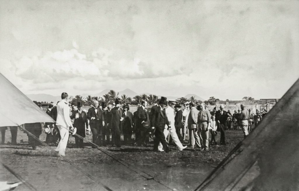 Adolfo Díaz (al centro, con sombrero de copa) visita a los marines acantonados en el Campo de Marte, en Managua, en agosto de 1912. LA PRENSA / USNA