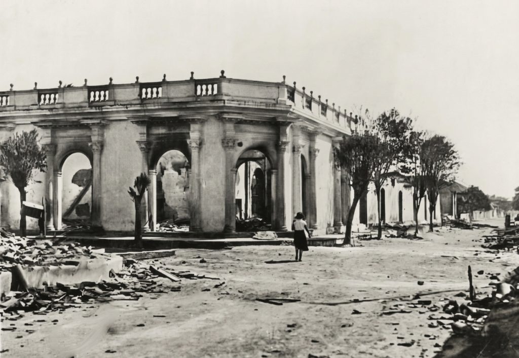Entre el 6 y el 18 de febrero de 1927, durante la Guerra Constitucionalista, el presidente de facto Adolfo Díaz ordenó el bombardeo de Chinandega. Pilotos de la aviación estadounidense ejecutaron el ataque, en el que murieron civiles y rebeldes. LA PRENSA / ARCHIVO REDES