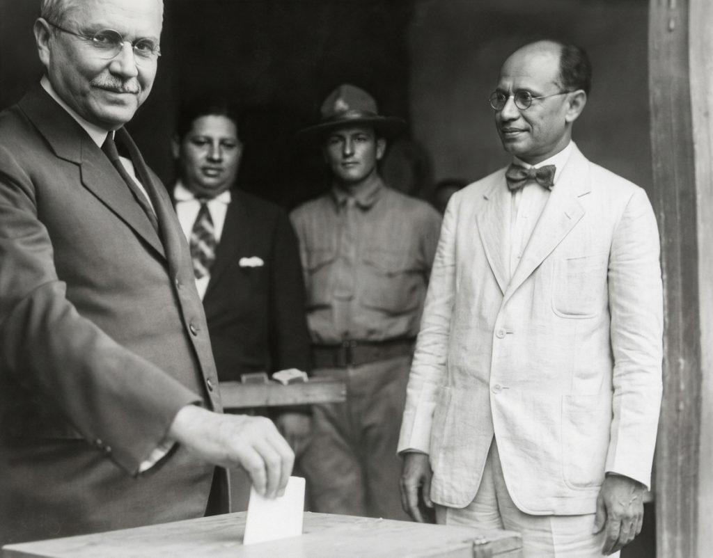 Díaz deposita su voto en las elecciones de noviembre de 1928. A pesar de haber ocupado la Vicepresidencia y la Presidencia de la República, nunca llegó al poder mediante el voto popular; cuando finalmente compitió como candidato en los comicios de 1932, resultó derrotado. LA PRENSA / USNA