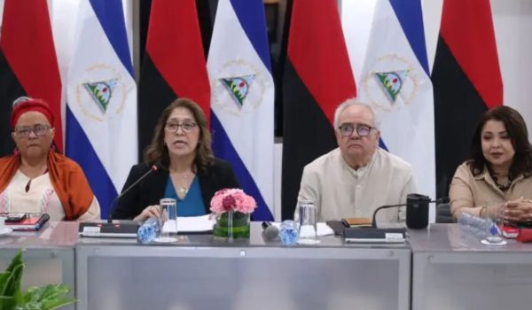 Ana Julia Guido (segunda a la izquierda), presidenta “por la Ley” de la CSJ durante el proceso de “consulta” de las reformas electorales. Foto: El 19 Digital.
