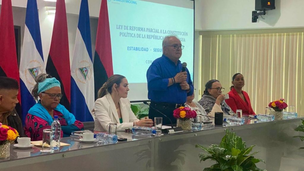 Anasha Campbell, primera a la derecha. Foto: Asamblea Nacional.