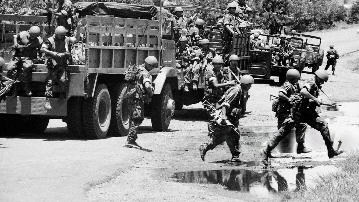 Soldados de la EEBI saltan de camiones Pegaso 3050, REO M35 y de unos jeeps Ebros el 17 de septiembre de 1978 en Estelí. La dotación que llevan son cascos OR201, fusiles Galil, árnes Efod M77 y radio PR77 de origen Israelí. LA PRENSA / JOHN GIANNINI