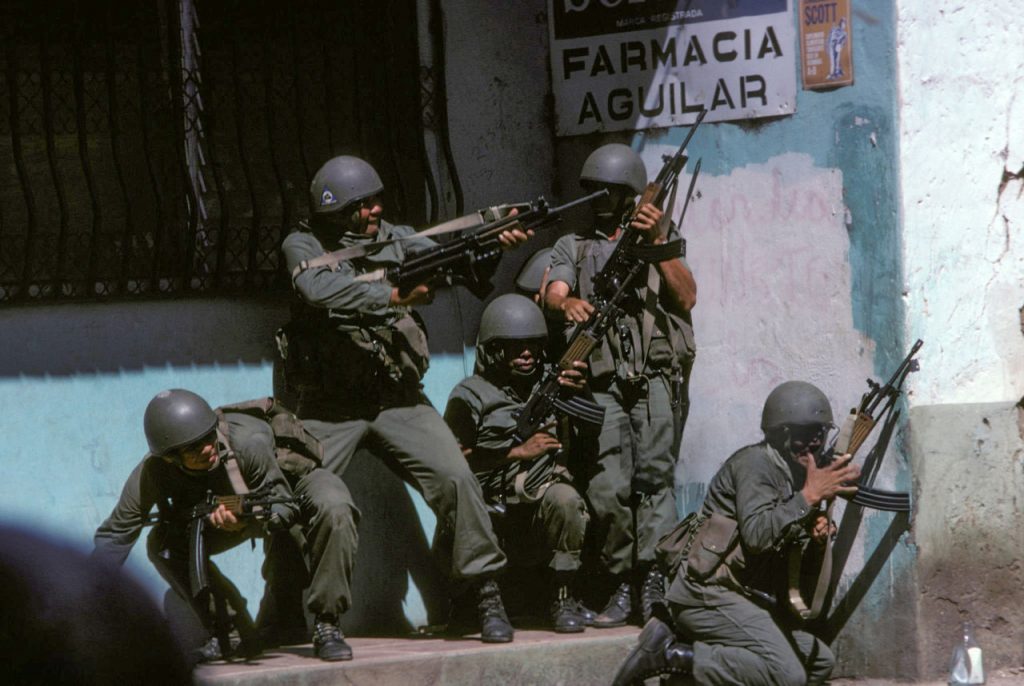 Soldados del Primer Batallón Blindado (BPP) sostienen sus fusiles Galil durante un combate contra guerrilleros sandinistas. La acción transcurre en la ciudad de Masaya, el 7 de junio de 1979. Todo el pertrecho que utilizan es de origen israelí. LA PRENSA / MATTHEW NAYTHONS 
