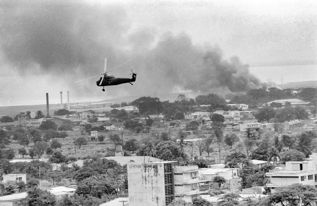 Un helicóptero Sikorsky de la Fuerza Aérea Nicaragüense (FAN) sobrevuela Managua durante la ofensiva final, en junio de 1979. La FAN solo contaba con seis de estas unidades de origen estadounidense. LA PRENSA / GYSEMBERGH BENOIT