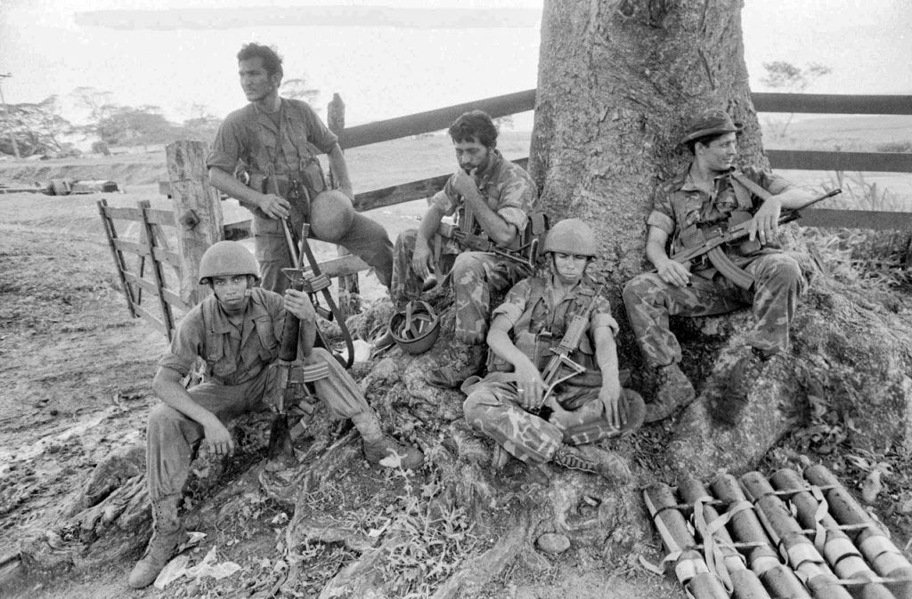 Soldados de la EEBI visiblemente fatigados descansan en el frente sur en junio de 1979. La GN usaba botas militares y uniformes verde olivo de producción nacional. LA PRENSA / GYSEMBERGH BENOIT