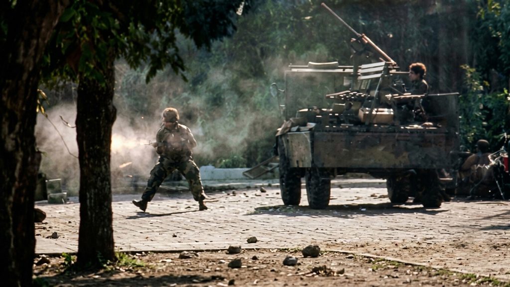 Un soldado de la EEBI abre fuego con un fusil M-16. A su lado, otro efectivo observa desde un vehículo de combate Mercedes-Benz Unimog 404 de origen Alemán, equipado con una ametralladora M3 calibre .50. LA PRENSA / ARCHIVO REDES