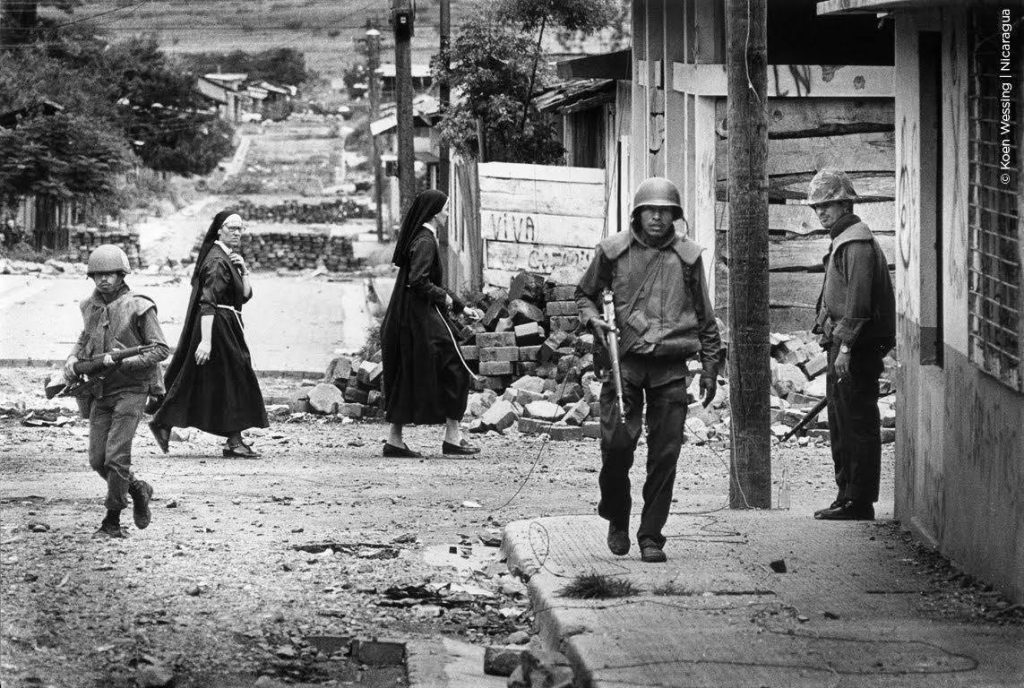 Tres soldados de la Guardia Nacional patrullan a pie una calle de Estelí en septiembre de 1978 en busca de guerrilleros sandinistas. Llevan chalecos antibalas, cascos israelíes OR-201 y casco M1 con fusiles Garand, estos últimos de origen estadounidense. LA PRENSA / KOEN WESSING