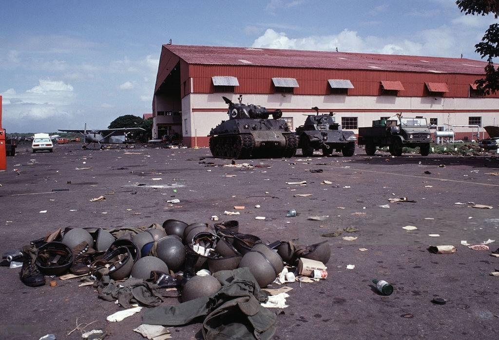 El 19 de julio de 1979 la guerra llegó a su fin. En los hangares de la FAN se aprecian un tanque Sherman M4A3 HVSS con cañón obús de 105 mm, un carro blindado Chevrolet M6 T17E1 Staghound y un camión ligero Unimog 404 de origen alemán. En primer plano yacen cascos israelíes y estadounidenses, chalecos antibalas y botas Chontal. LA PRENSA / ARCHIVO RED