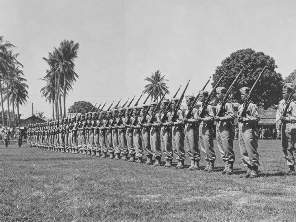 Cadetes de la Guardia Nacional llevan al hombro fusiles Krag-Jørgensen M1896/98 de origen noruego. Este armamento, utilizado por el ejército de los Estados Unidos, se convirtió en el arma reglamentaria de la GN en sus inicios. LA PRENSA / ARCHIVO NOVEDADES