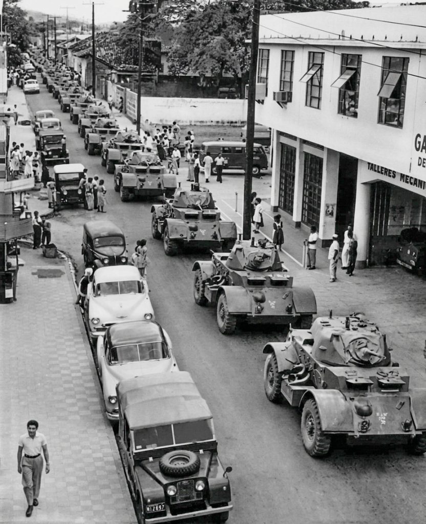 Vehículos blindados Chevrolet T17E1 Staghound, procedentes de Israel, desfilan en Managua en 1957. LA PRENSA / ARCHIVO REDES