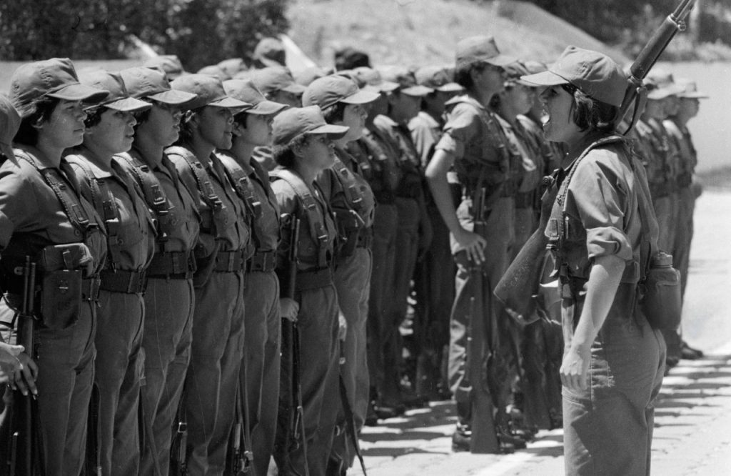 Mujeres cadetes de la GN se entrenan en las instalaciones de la EEBI. Visten uniformes y fusiles Garand M1, sambrones, arneses, cananas y cantimploras de fabricación estadounidense. LA PRENSA / GYSEMBERGH BENOIT