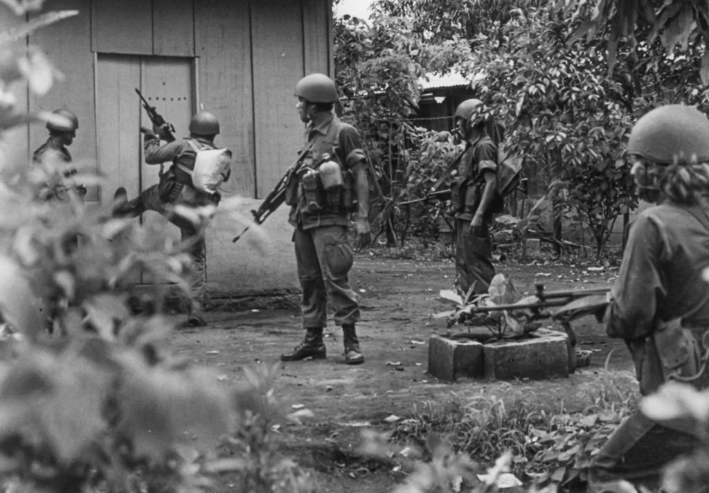 Soldados de la Guardia Nacional ejecutan una “operación limpieza” en la ciudad de Masaya, el 7 de julio de 1979. LA PRENSA / BILL GENTILE