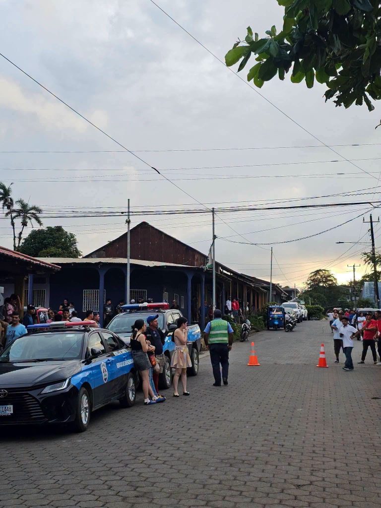 Curiosos se aglomeraron en los alrededores del barrio La Luz, en Santo Domingo, tras el hallazgo de una pareja sin vida
