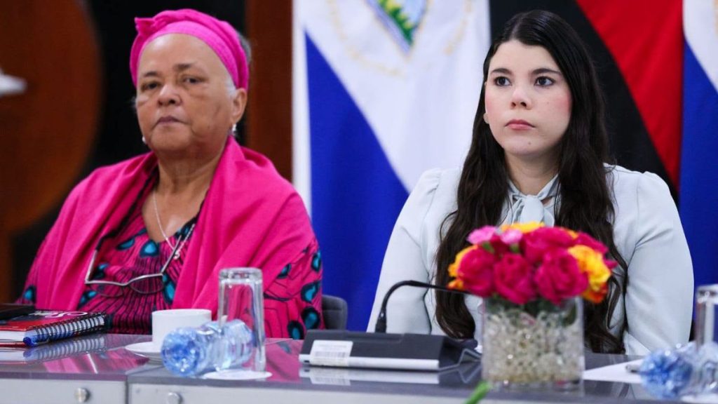 Camila Ortega Murillo (derecha) junto a Loria Dixon, primera secretaria de Junta Directiva de la Asamblea Nacional. Foto: Asamblea Nacional.