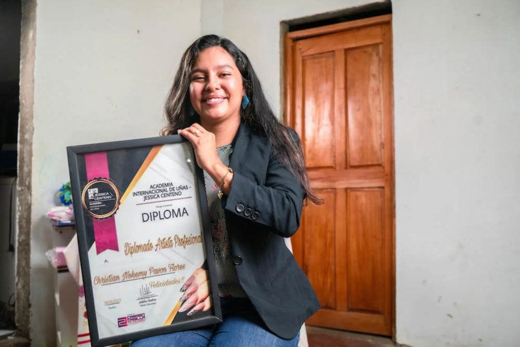 Pavón Flores con uno de sus títulos. LA PRENSA/ CORTESÍA