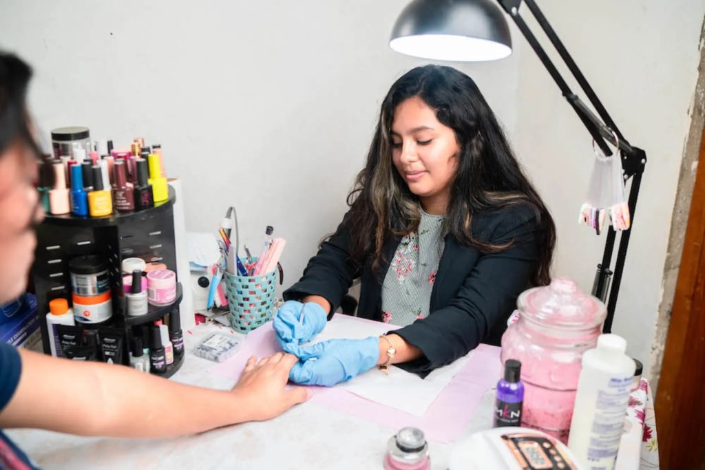 Christian Pavón Flores laborando en su salón de belleza. LA PRENSA/ CORTESÍA