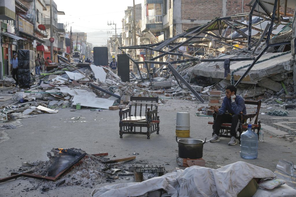 Edificios y casas afectadas este martes en Pereira (Colombia), tras un terremoto de magnitud 7,4 que sacudió al país. EFE/ Carlos Ortega