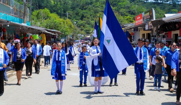 Dictadora Rosario Murillo aún no define si el desfile escolar nacional será el 14 o el 15 de septiembre