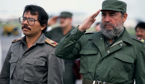 Daniel Ortega junto a Fidel Castro. ARCHIVO