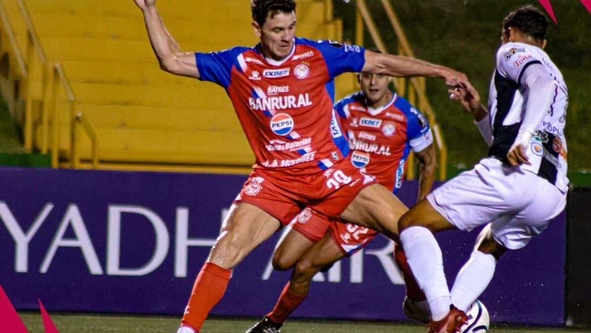 Diego Casas se multiplicó en la cancha para el Xelajú contra Diriangén. LA PRENSA/XELAJÚ MC