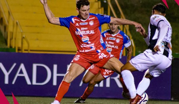 Diego Casas se multiplicó en la cancha para el Xelajú contra Diriangén. LA PRENSA/XELAJÚ MC