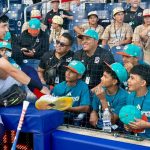 Moisés Estrada al montículo contra Curazao en las semifinales de la Serie Mundial