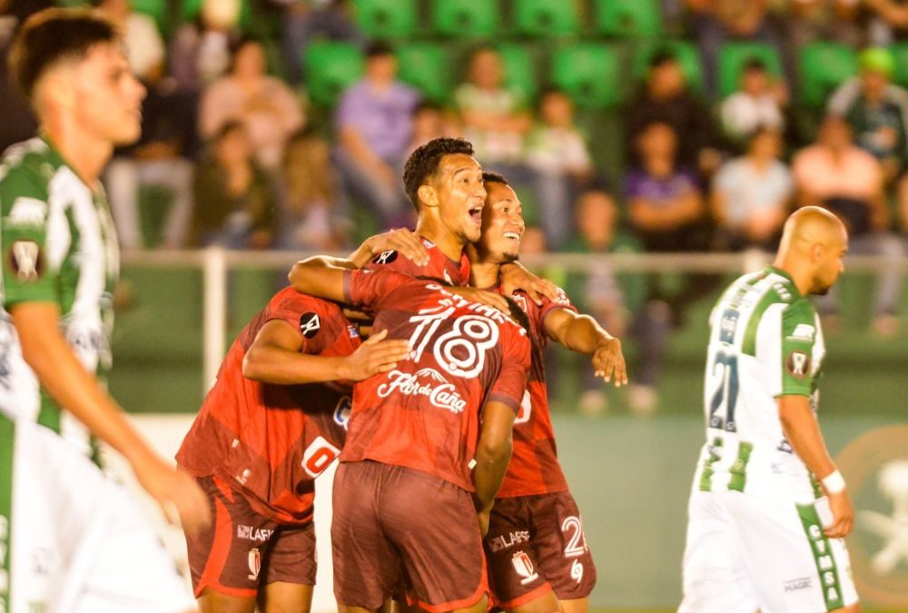 Edgar Castillo marca gol ante Antigua en la Copa Centroamericana