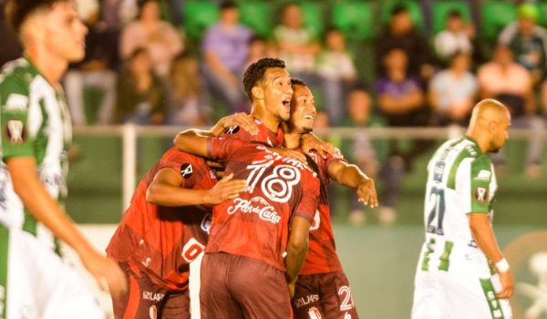 Edgar Castillo marca gol ante Antigua en la Copa Centroamericana