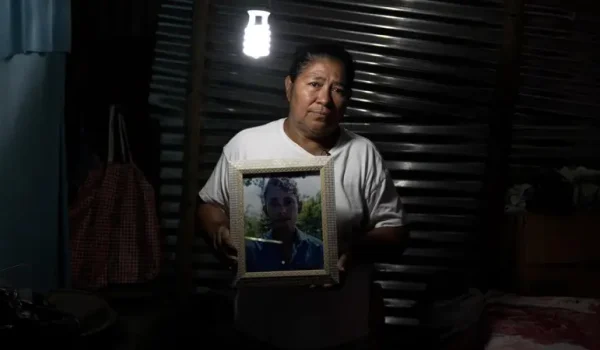 «El miedo ahora es otro»: cómo ha cambiado la vida en El Salvador en los 4 años de guerra de Bukele contra las maras