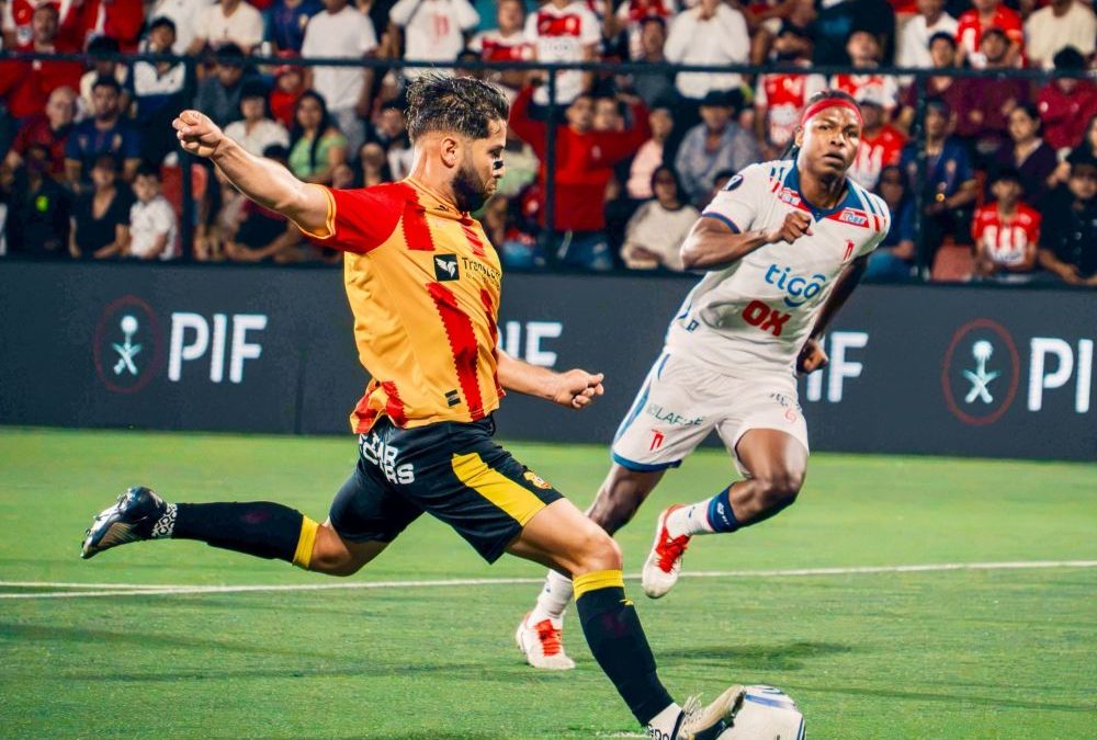 Elias Aguilar domina la media cancha en el Estadio Independencia