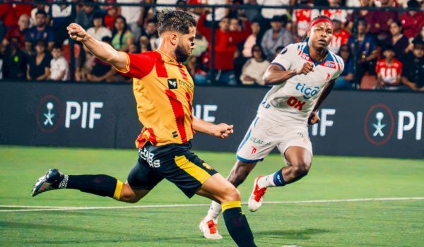 Elias Aguilar domina la media cancha en el Estadio Independencia