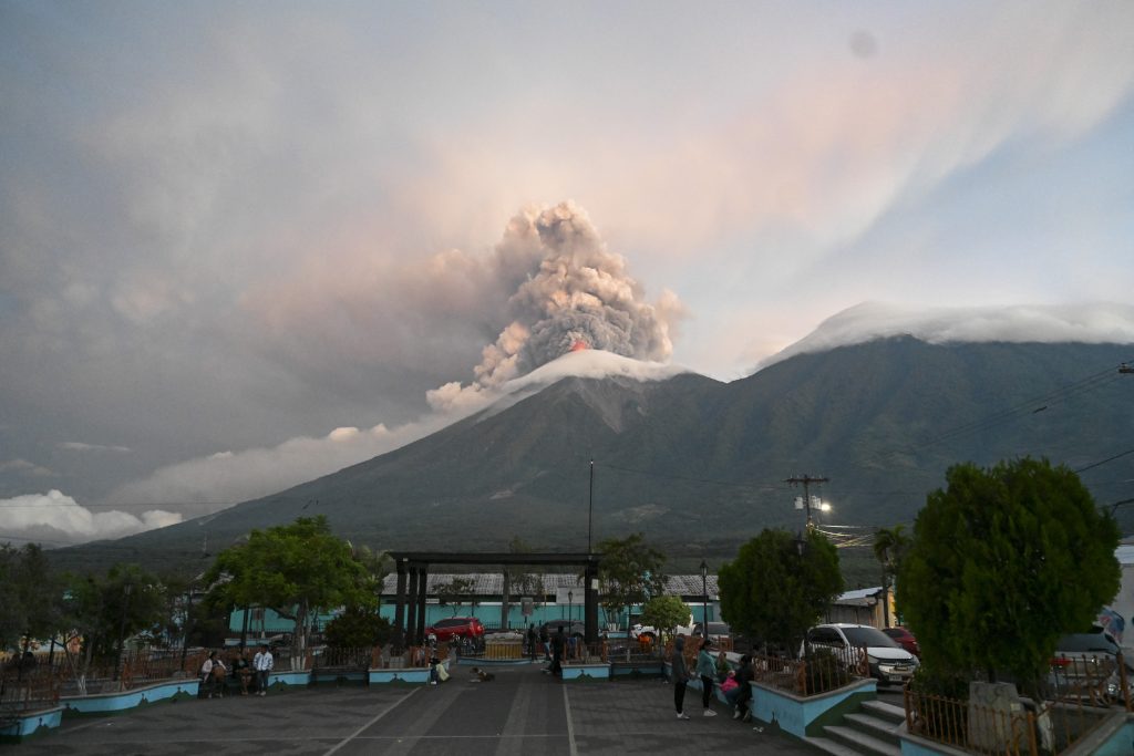 Al menos 500 pobladores fueron llevados en autobuses a un salón comunal del centro urbano del municipio de San Juan Alotenango, al este del volcán, zona de menor riesgo, según cifras de los Bomberos Voluntarios.