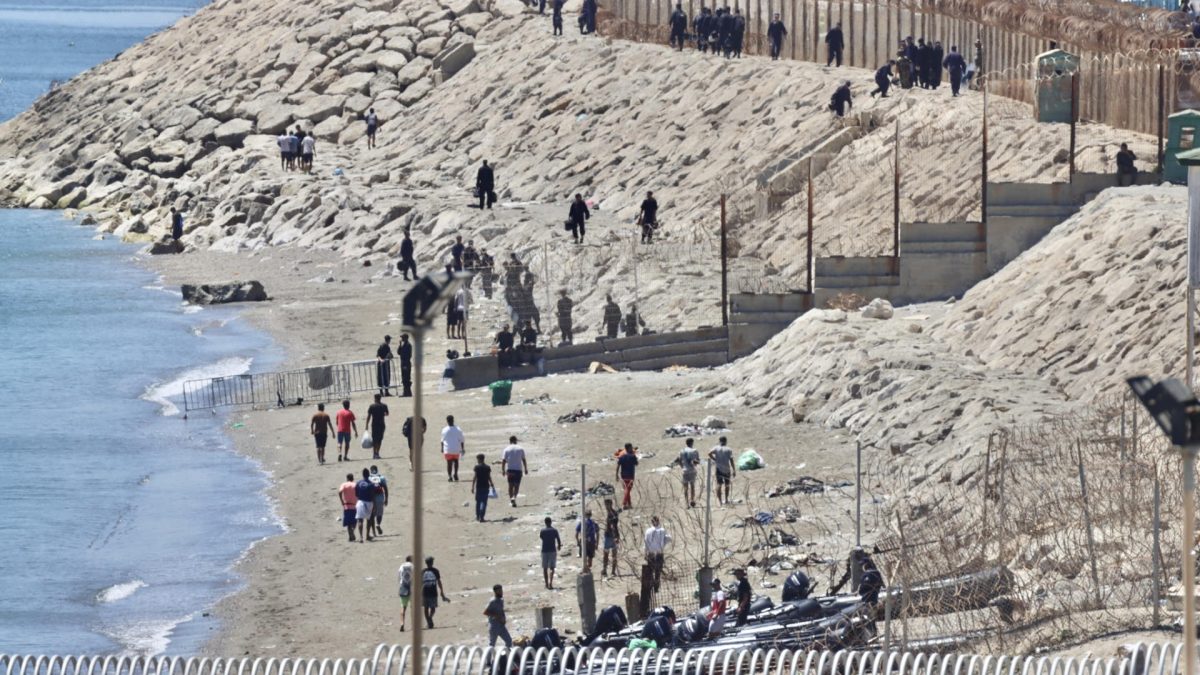 Vista aérea de la parte fronteriza de Marruecos donde se aprecia el regreso de los migrantes de vuelta a su país, este domingo. EFE/ Reduán